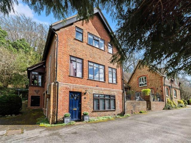 House for sale in Fole, Surrey