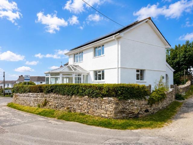 House for sale in Mawgan-in-Pydar, Tregurrian