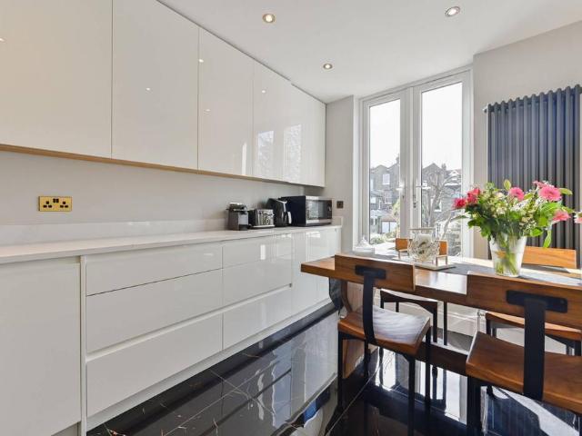 Flat for sale in Wandsworth, Greater London