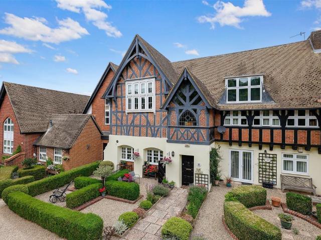 House for sale in Nutfield, Hillview