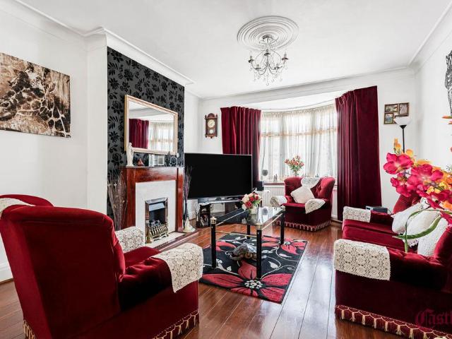 House for sale in Bowes, Greater London