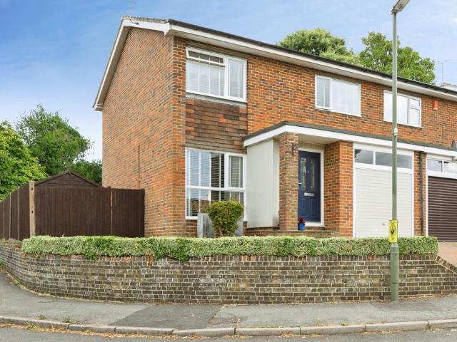House for sale in Hillview, Surrey