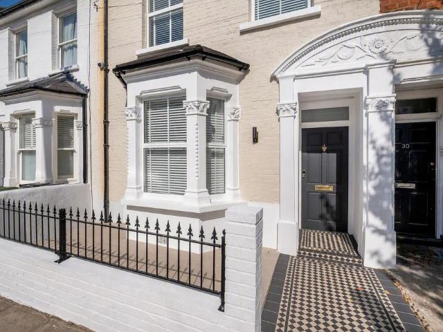 House for sale in West Kensington, Greater London