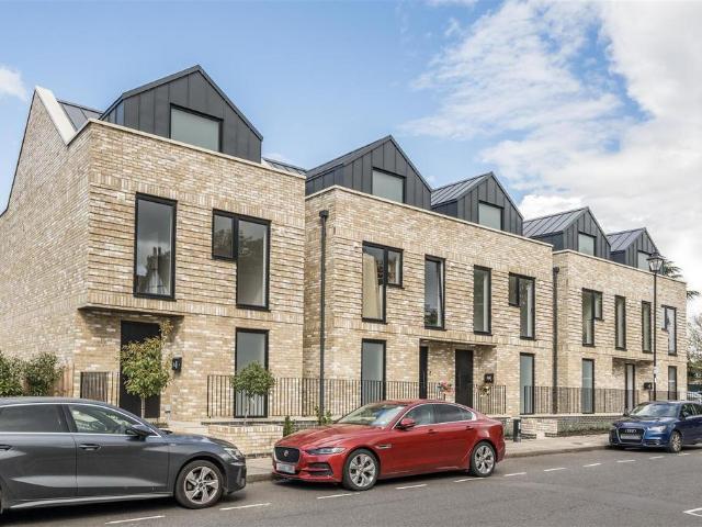 House for sale in Greater London