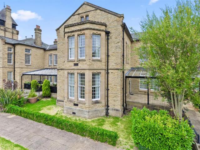 House for sale in Tranmere Park, West Yorkshire