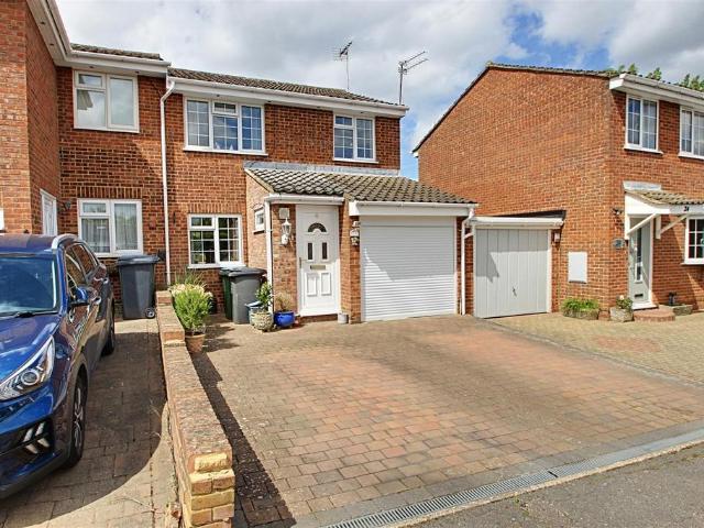 House for sale in Woodhall Farm, Pouchen End