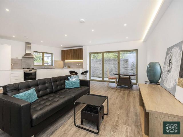 House for sale in Bowes, Greater London