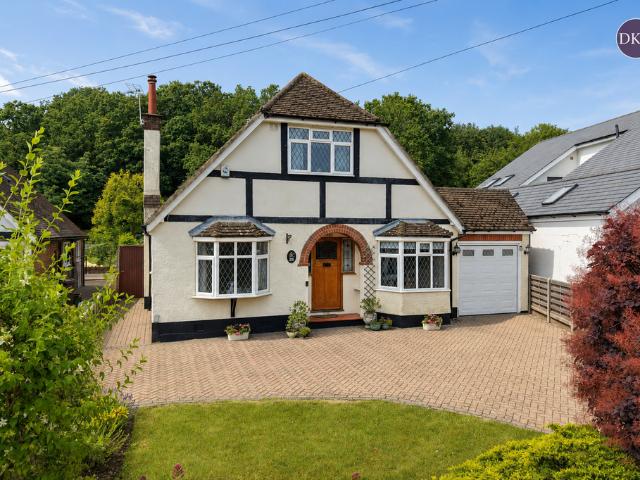 House for sale in How Wood, Five Acres