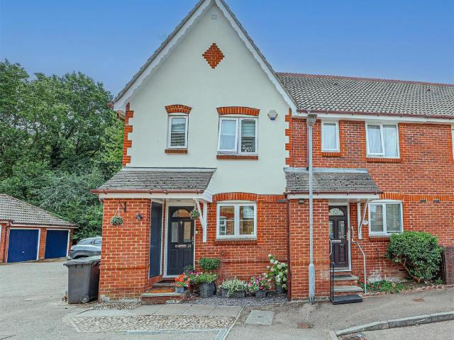 House for sale in Highfield, Pouchen End