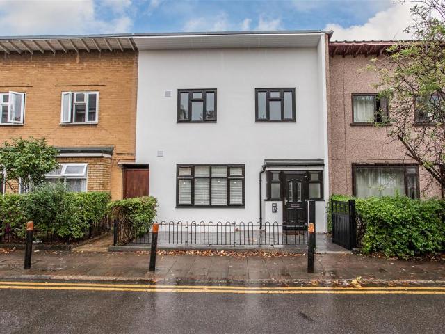 House for sale in Ocean Estate, Greater London