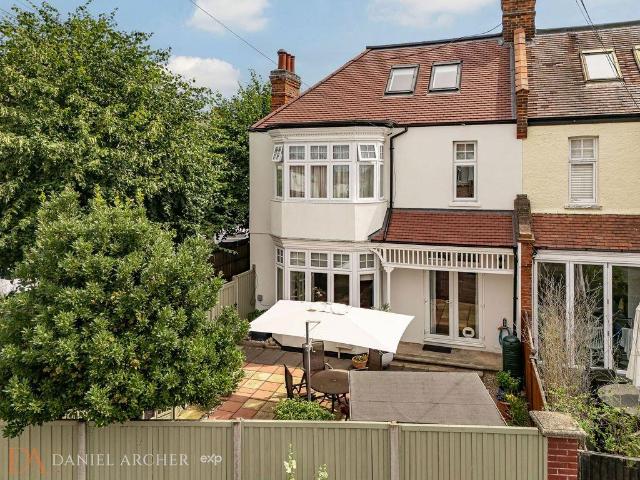 House for sale in London Borough of Merton, Raynes Park