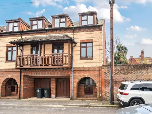 House for sale in Middlecroft, Hampshire