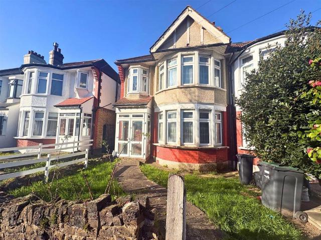 House for sale in Bowes, Greater London