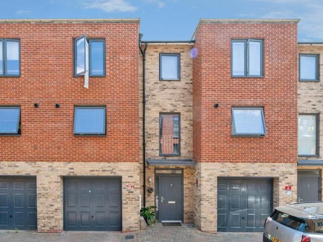 House for sale in Rainham, Greater London