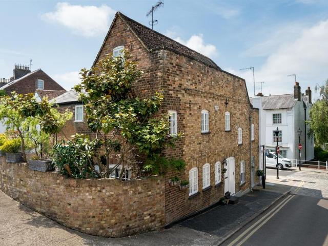 House for sale in Highfield, Pouchen End