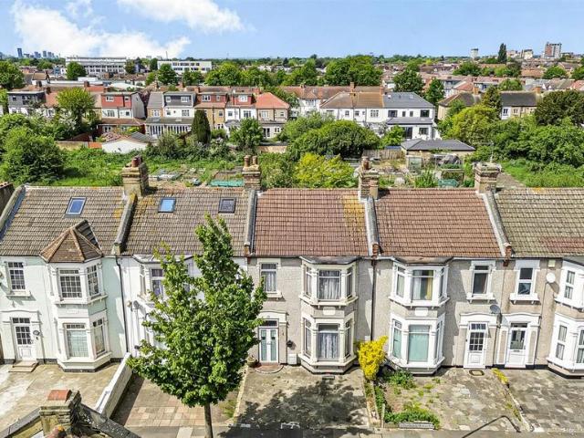 House for sale in Newbury Park, Greater London