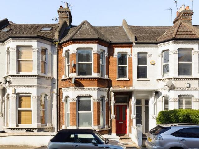 Flat for sale in Clapham Junction, Greater London