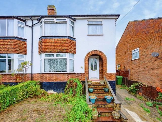 House for sale in Manor Estate, Pouchen End
