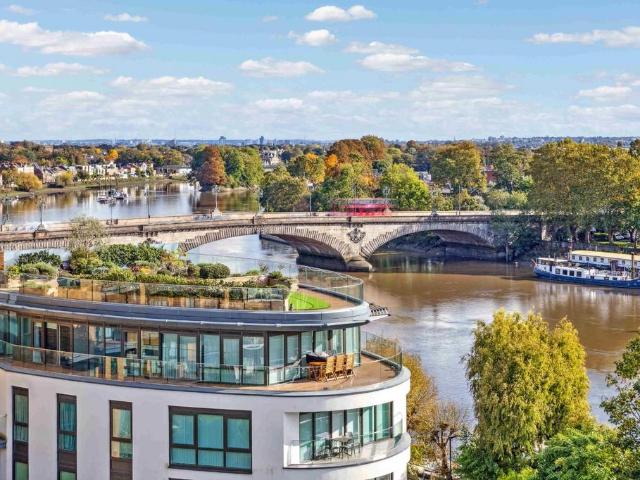 Flat for sale in London Borough of Hounslow, Strand