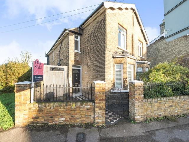 House for sale in Kings Hill, Colliers End