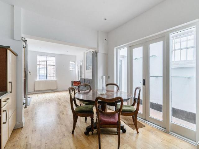 House for sale in Victoria, Greater London