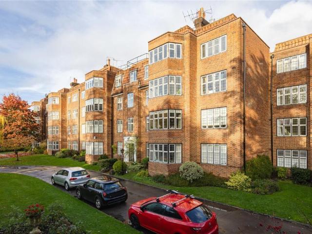 Flat for sale in Roehampton, Greater London