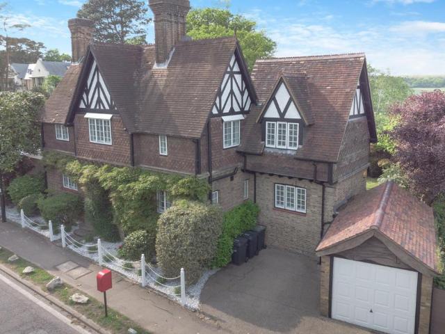 House for sale in Hadley Wood, Greater London