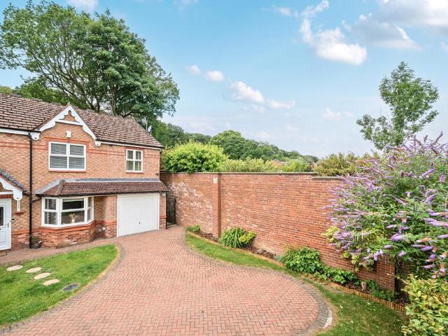 House for sale in Farsley, West Yorkshire