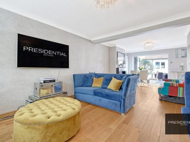 House for sale in Chigwell, Epping