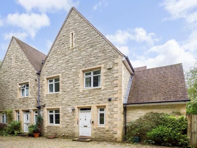 House for sale in Nutfield, Hillview