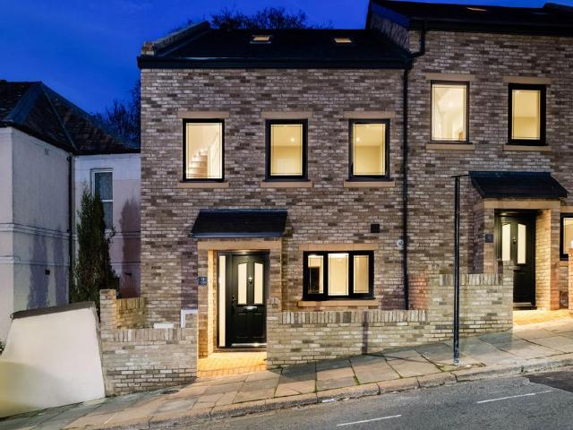 House for sale in Glyndon, Greater London