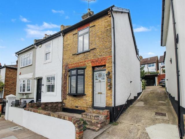 House for sale in Alton Barnes, Essex