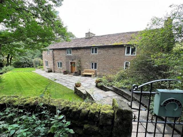House for sale in Combs, Charlesworth