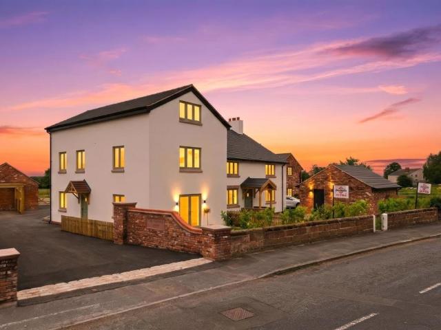 House for sale in Kingsley, Cheshire