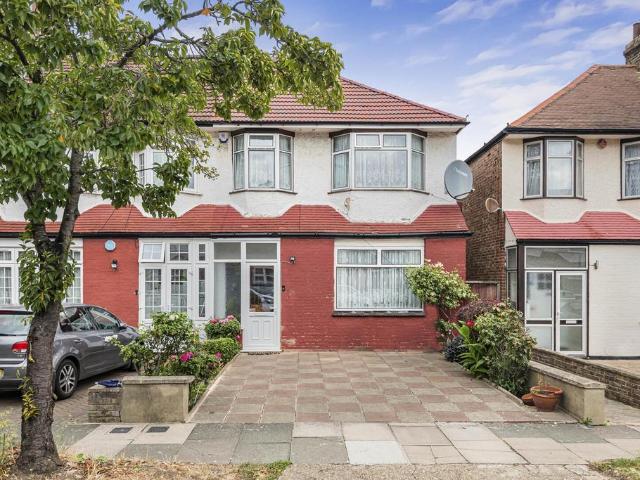 House for sale in Bowes, Greater London