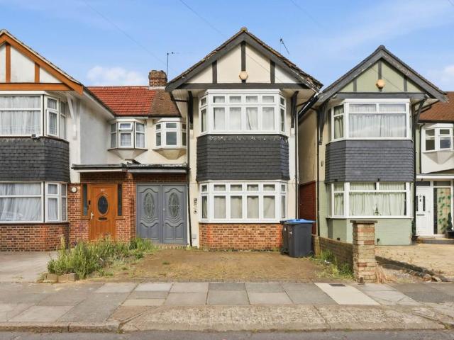 House for sale in Bowes, Greater London