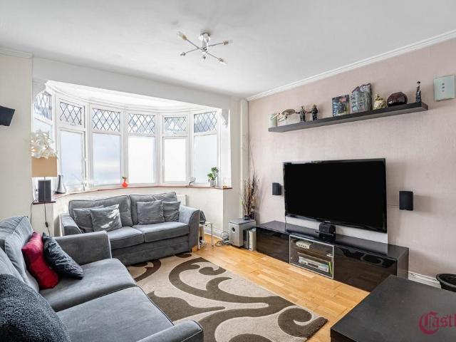 House for sale in Bowes, Greater London