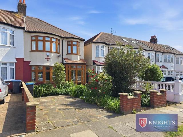 House for sale in Bowes, Greater London