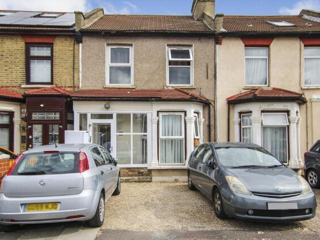 House for sale in Seven Kings, Greater London
