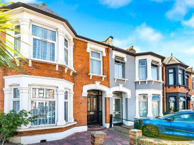 House for sale in Seven Kings, Greater London
