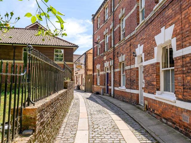 House for sale in High Field, York