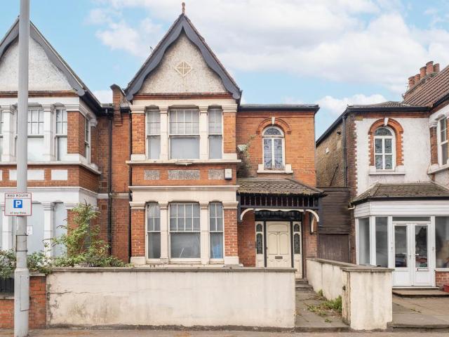 House for sale in London Borough of Hounslow, Strand