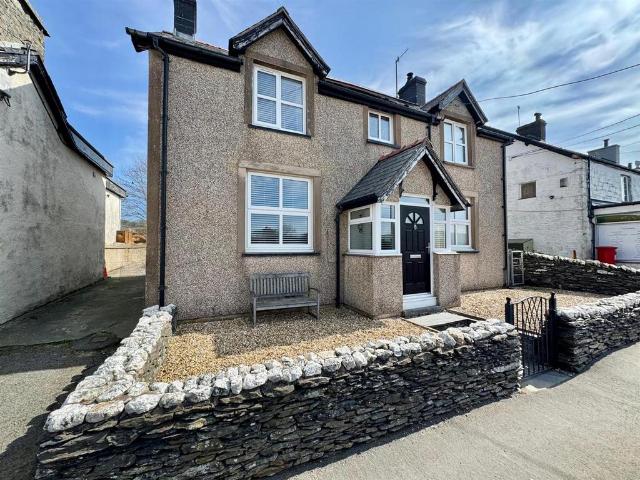 House for sale in Cerrigydrudion, Wales