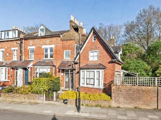 House for sale in London Borough of Lewisham, Forest Hill
