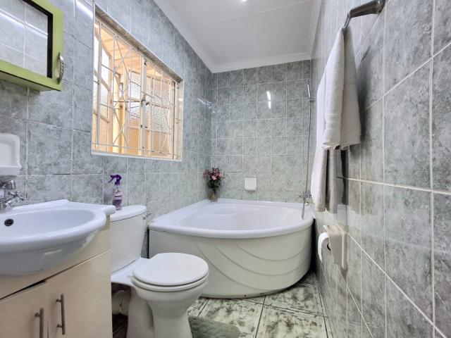 House for sale in Chatsworth, Kwazulu-natal