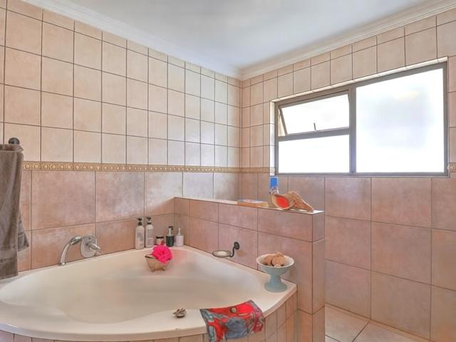 House for sale in Hartbeespoort Dam Nature Reserve, North West