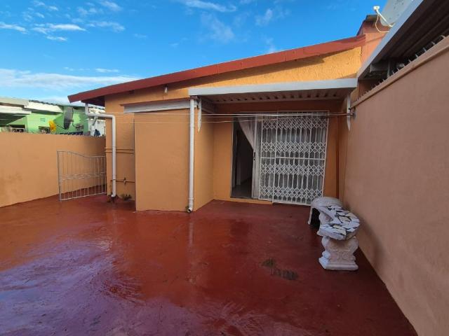 House for sale in Chatsworth