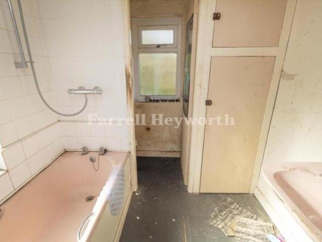 House for sale in Greaves, Bare