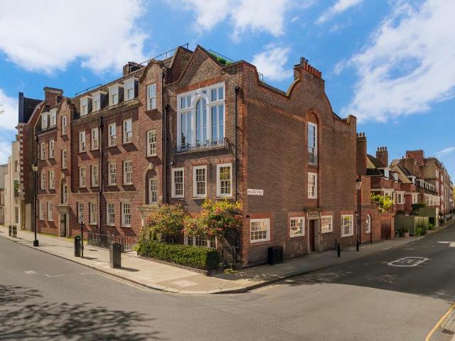 House for sale in Chelsea