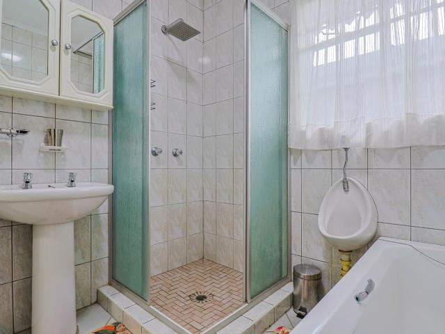 House for sale in Hartbeespoort Dam Nature Reserve, North West